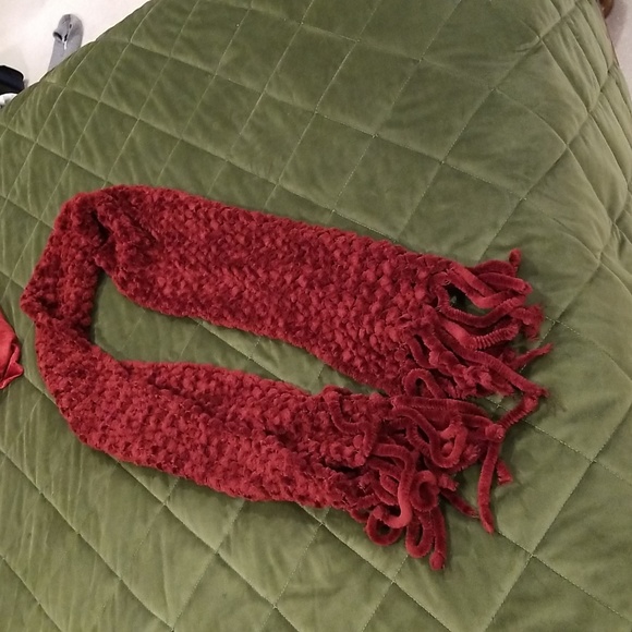 Beautiful red/burgundy woven scarf - Picture 3 of 6
